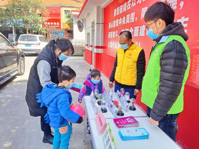 圩仔居民在宣傳攤位前駐足觀看、了解仿真毒品.jpg