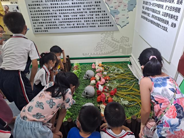 三鄉(xiāng)鎮(zhèn)開展“拒絕毒品，你我同行“禁毒教育基地參觀活動照片2.jpg