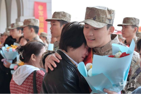戎裝加身踏征程，中山歡送數(shù)百名新兵赴軍營(yíng)